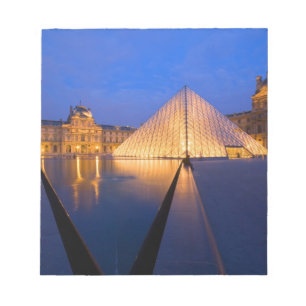 Bloco De Notas França, Paris. O museu do Louvre ao crepúsculo.
