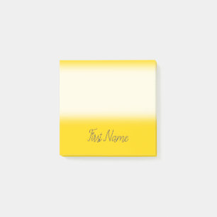 Bloco De Notas Fundo amarelo mínimo com nome azul da meia-noite