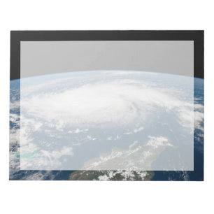 Bloco De Notas Furacão Dorian Sobre O Oceano Atlântico.