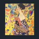 Bloco De Notas Gustav Klimt Lady com ventilador<br><div class="desc">Notepad com a pintura a óleo de Gustav Klimt Lady with Fan (1918). Uma mulher vestindo um quimono azul segura um fã vermelho contra um fundo amarelo colorido de flores e pavões. Um presente de excelente para fãs de arte japonesa e europeia.</div>