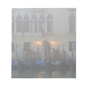 Bloco De Notas Itália, Veneza. Uma fileira de gôndolas vistas atr