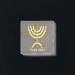 Bloco De Notas Menorah Flame<br><div class="desc">Uma renderização digital marrom e dourada da menorah judia de sete ramificações (hebraico: מְ נ וֹ רָ ‎). Personalize adicionando seu próprio texto. A menorah de sete ramificações, usada no santuário portátil montado por Moisés na selva e, mais tarde, no Templo em Jerusalém, tem sido símbolo do judaísmo desde a...</div>