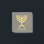 Bloco De Notas Menorah Flame<br><div class="desc">Uma renderização digital marrom e dourada da menorah judia de sete ramificações (hebraico: מְ נ וֹ רָ ‎). Personalize adicionando seu próprio texto. A menorah de sete ramificações, usada no santuário portátil montado por Moisés na selva e, mais tarde, no Templo em Jerusalém, tem sido símbolo do judaísmo desde a...</div>