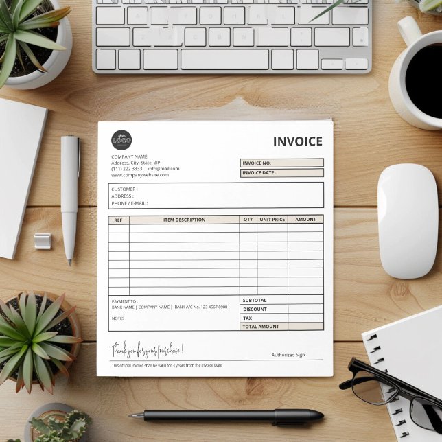 Bloco De Notas Modelo da fatura mínima para pequenas empresas Bei (Beige Minimalist Small Business Invoice Template Notepad desk top mock up)