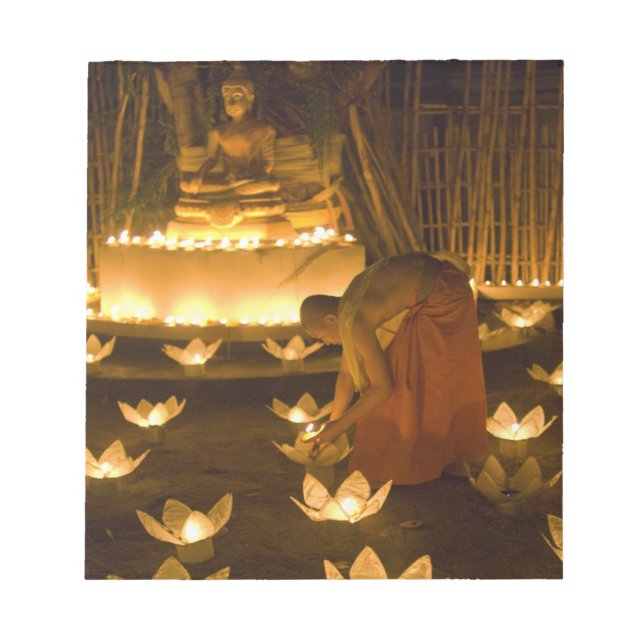 Bloco De Notas Monges acendendo velas khom loy e lanternas para (Frente)