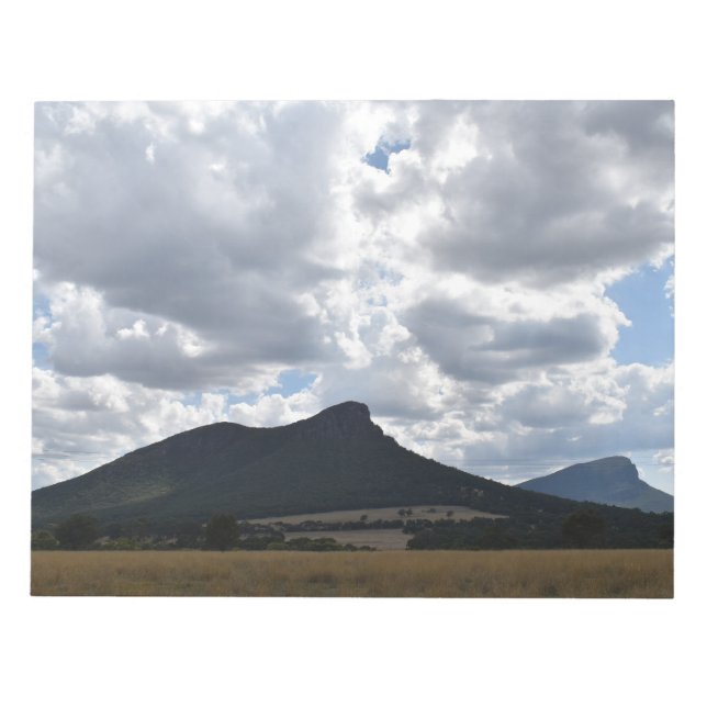 Bloco De Notas Monta Sturgeon e Abrupto Sob Nuvens Dramáticas (Frente)