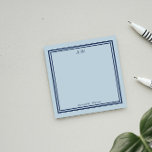 Bloco De Notas Notas de Posto monograma, marinho e azul claro<br><div class="desc">Notas postadas monogramadas em azul claro com um quadro azul marinho. Adicione suas iniciais e nome. Um design elegante.</div>