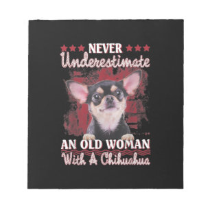 Bloco De Notas Nunca Subestime Uma Mulher Velha Com Um Chihuahua