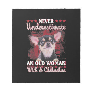 Bloco De Notas Nunca Subestime Uma Mulher Velha Com Um Chihuahua