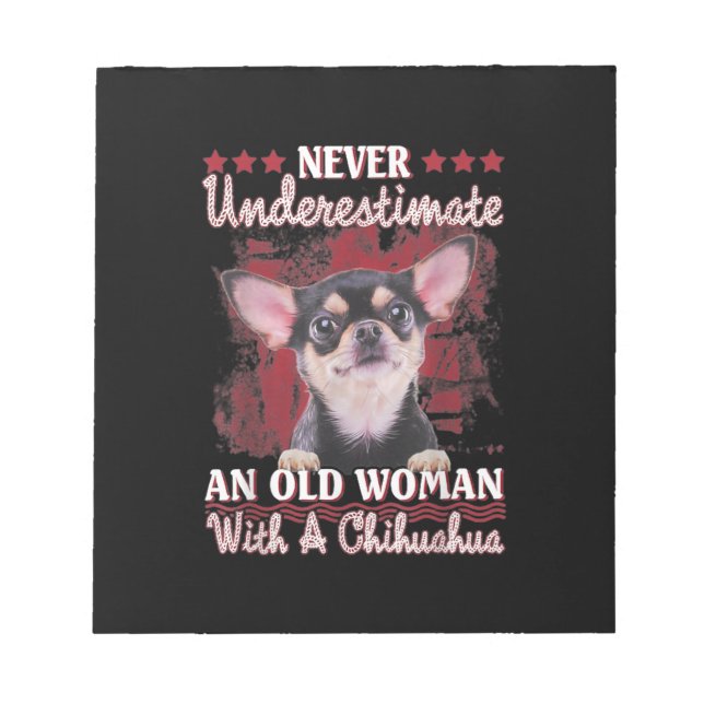 Bloco De Notas Nunca Subestime Uma Mulher Velha Com Um Chihuahua (Frente)