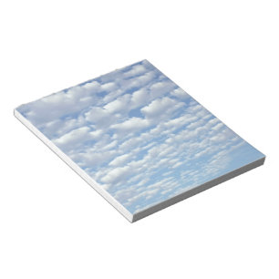 Bloco De Notas Nuvens Puffy sobre um Céu Azul Bonito