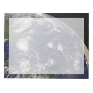 Bloco De Notas O Furacão Irene Se Movendo Através Das Bahamas.