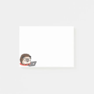 Bloco De Notas Ouriço Nerdy Geeky bonito em um post-it do laptop