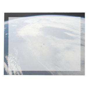 Bloco De Notas Pequenos Satélites Orbitam Acima De Uma Parte Da T