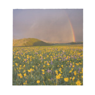 Bloco De Notas Prado espetacular de flores silvestres ao nascer d