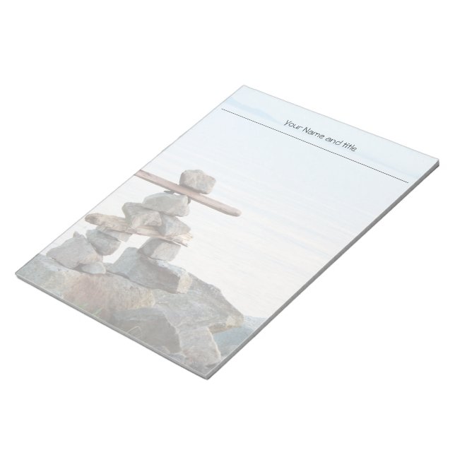 Bloco De Notas Rock stacking art perto da praia. Foto de Hao zhan (Inclinado)