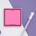 Bloco De Notas Rosa Quente e Monograma Preto<br><div class="desc">Notas postadas monogramadas em cor-de-rosa com uma estrutura preta. Adicione suas iniciais e nome. Um design elegante.</div>