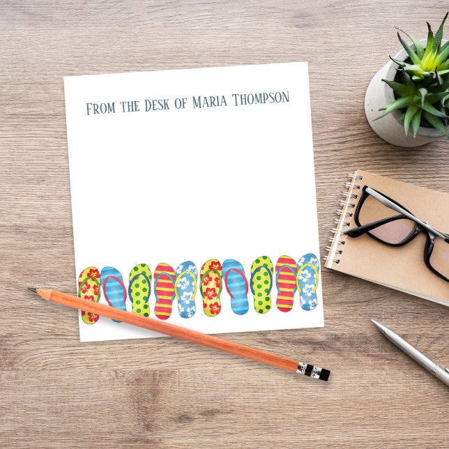 Bloco De Notas Sandálias Modernas Elegantes de Praia para Verão  (Personalized summer notepad with colorful flip flop border and custom name header, perfect for fun.)