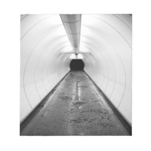 Bloco De Notas Singapura. Um túnel pedestre iluminado em