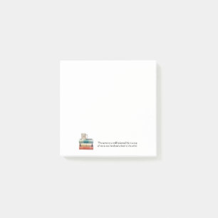 Bloco De Notas Teacup na pilha de nota de post-it dos livros