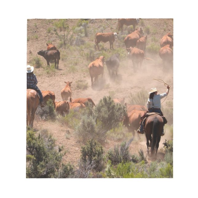 Bloco De Notas Três cowboys e cowboys dirigindo gado (Frente)