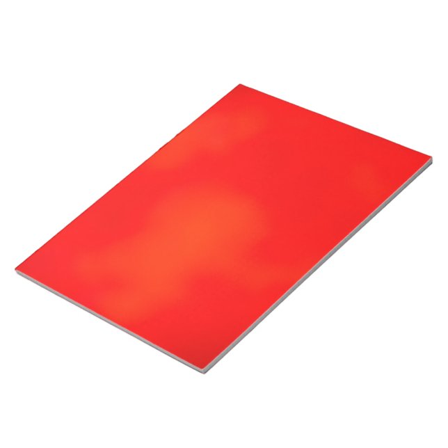 Bloco De Notas Um caderno vermelho vibrante com um desenho sutil (Inclinado)
