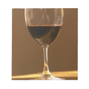 Bloco De Notas Um copo de Chateau Belgrave vermelho à luz do sol