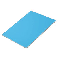 um fundo azul com um gato preto e branco