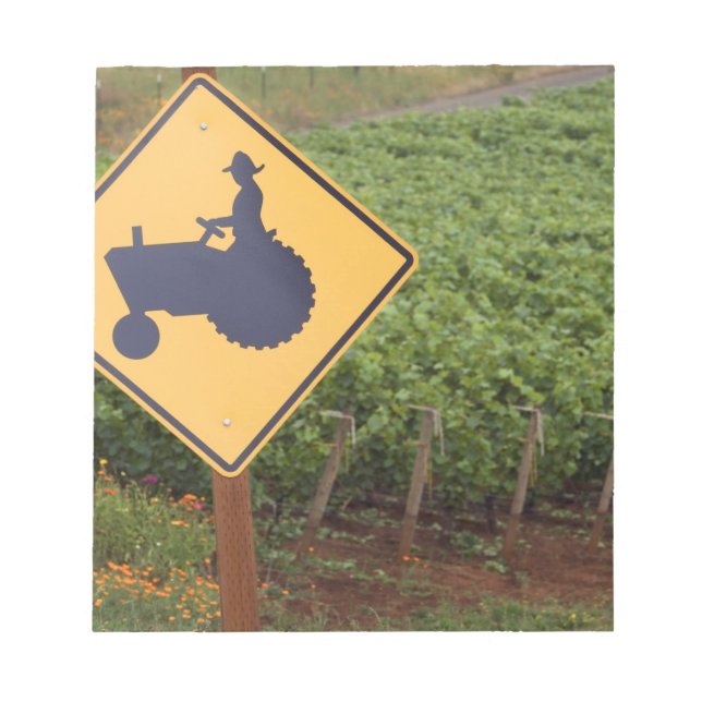 Bloco De Notas Um sinal de cruzamento de trator amarelo na vinha (Frente)