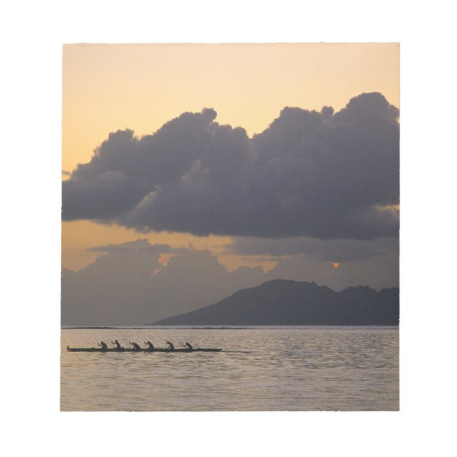 Bloco De Notas Uma equipe de canoa outrigger pratica na costa (Frente)