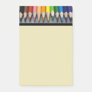 Bloco De Notas Uma Linha de Lápis Coloridos.