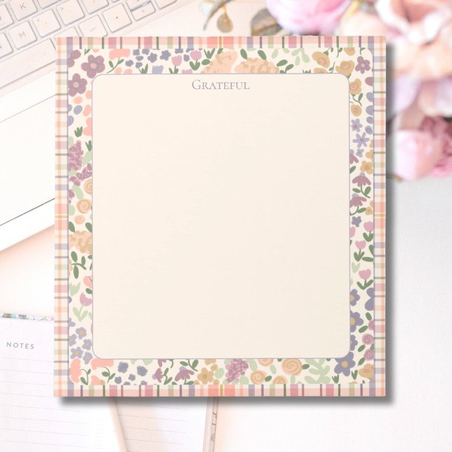 Bloco de Notas Xadrez Floral “Grateful” – Papelari (Floral Plaid “Grateful” Notepad – Pastel Stationery for Notes & Lists)