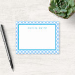Bloco Post-it Bebê Blue Gingham com limite<br><div class="desc">Este painel de notas "baby blue gingham Post-it®" apresenta um padrão de gingham azul de bebê com uma borda azul e um centro branco. Personalize isso substituindo o texto do marcador de posição pelo seu nome. Para obter mais opções, como alterar a fonte, o tamanho/cor do texto ou o espaçamento...</div>