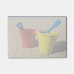 Bloco Post-it Camarões E Pails Em Sandy Beach