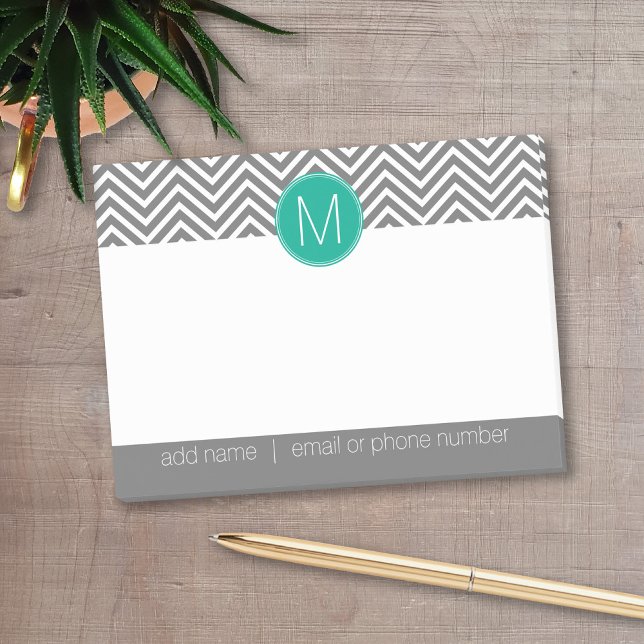 Bloco Post-it Cinza e Emerald Chevrons com Monograma Solteiro (Personalized post-it notes with a monogram and contact information - low quantity available)