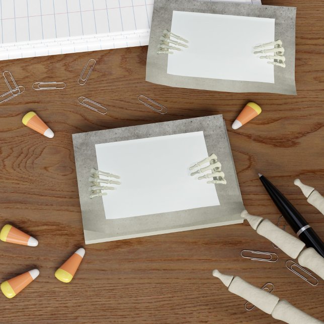 Bloco Post-it Halloween Skeleton Mãos Postam Notas (spooky hands hold a blank sign - what would your write on it? Perfect post its for the spooky season)