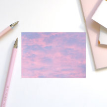 Nuvens rosa no céu azul