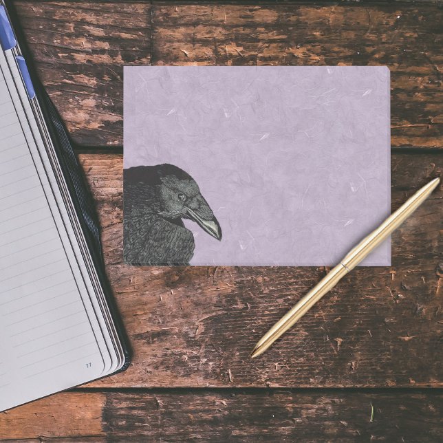 Bloco Post-it Rosto Preto Negro Assustado (Head and face of a black crow on pretty marbled look purple post it notes.)