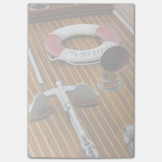 Bloco Post-it Uma âncora e uma Vida-Bóia em um barco de madeira