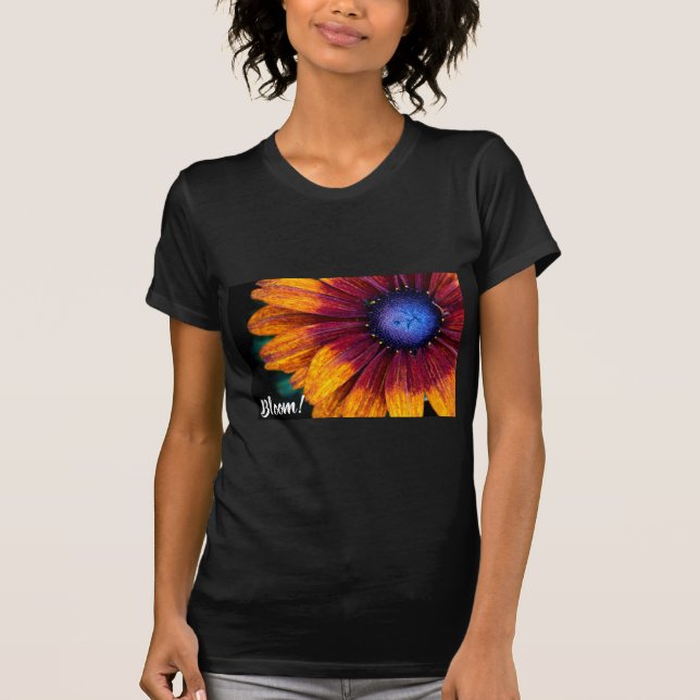 Bloom! T-shirt com design floral (Frente)