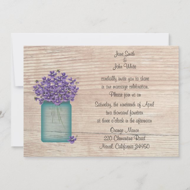 Blue Mason Jar Violets Convite para Casamento (Frente)