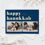 Blue Retro Typografia Happy Hanukkah Foto Dois<br><div class="desc">Feliz Hanukkah! Mande suas saudações a Hanukkah para a família e amigos com este cartão de foto personalizável Hanukkah. Apresenta tipografia retrógrada. Personalize adicionando seus detalhes. Esta placa de Hanukkah personalizada está disponível em outras cores e estoque de papelão. Itens correspondentes estão disponíveis.</div>
