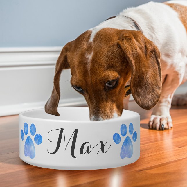 Blue Sparkly Paw Print Personalize a tigela do cão (This dog bowl is cheerful and fun with glittery blue paw prints on either side of your pet's name!)