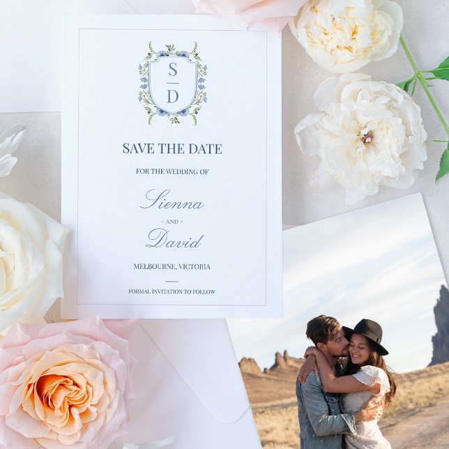 Blue Willows Monograma Crest Salvar Cartão de Data (Blue Green Floral Monogram Crest Save The Date Wedding Dusty Blue Wildflowers Couples Photo Delicate)