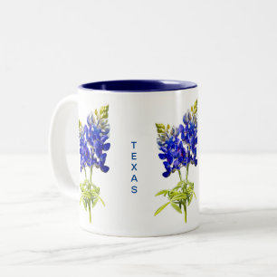 Bluebonnets no Texas com uma caneca branca de café