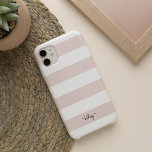 Blush e White Stripe Personalizados<br><div class="desc">Minúsculas personalizadas apresentam listras pálidas,  cor-de-rosa e brancas,  com seu nome,  monograma ou frase favorita em caracteres modernos de script preto. O design de pré-disquete clássico é perfeito para adicionar estilo e proteção ao seu telefone em uma paleta colorida de tendência.</div>