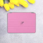 Blush Elegance - capa de ipad Personalizada<br><div class="desc">Apresentando nossa capa de ipad personalizada de Elegância de Blush — um acessório chic e personalizável projetado para proteger e infundir seu iPad com um toque pessoal. Mergulhe na delicada fonte do script, exibindo com arte seu primeiro nome inicial e de cheio em um pano de fundo de rosa pincel...</div>