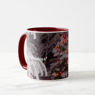 Boas festas a árvore nevado ilumina a caneca