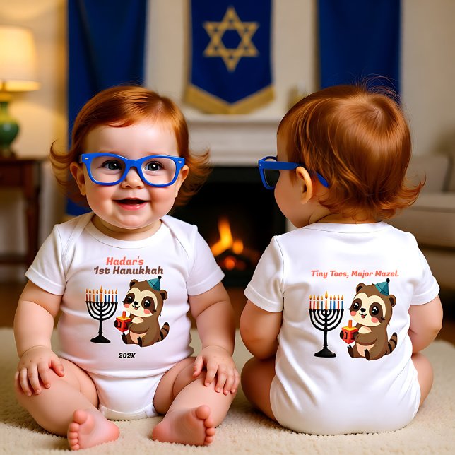 Body Para Bebê 1st Hanukkah Tiny Toes, Major Mazel (1st Hanukkah Tiny Toes, Major Mazel Baby Bodysuit)