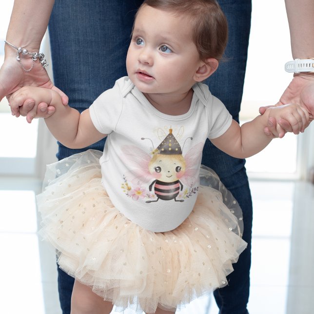 Body Para Bebê Abelhas bonitas com flores e chapéu marrom (Cute pink bumble bee wearing a crown with flowers and cute pink wings and smiling.  Gift for girls. )